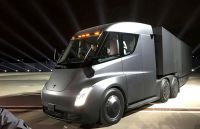 Tesla запускает производство электрических грузовиков с функцией автопилота